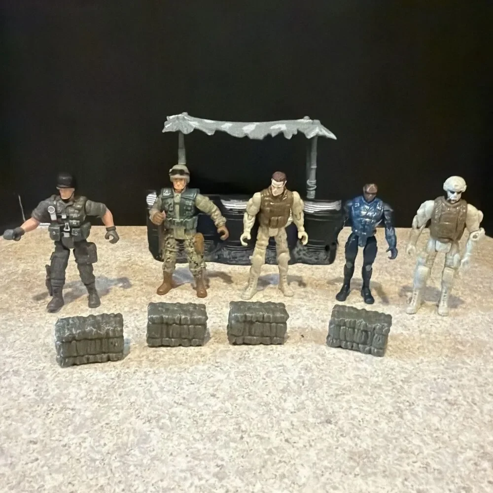 Military Action Figure Lot 5 Soldiers + Oil Drum Stand & 4 Sandbags 4” Toys